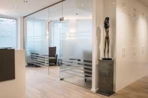 Das Bild zeigt den hellen Wartebereich einer Praxisklinik für ästhetische Chirurgie